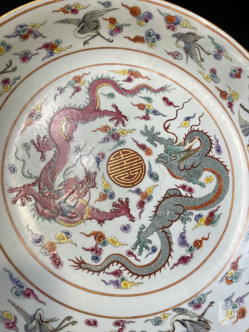 清雍正 粉彩双龙捧寿云鹤纹折腰大盘 - 图4